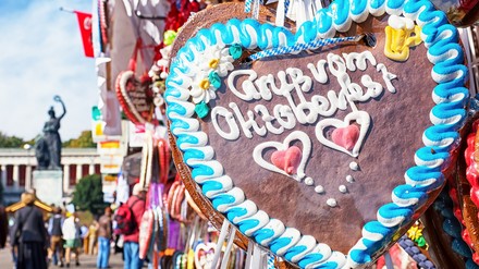 Ein Lebkuchenherz vom Münchener Oktoberfest mit der Aufschrift: „Grüße vom Oktoberfest!“