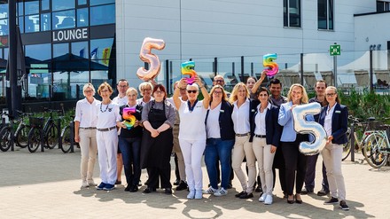 Viele Mitarbeiter sind seit dem ersten Tag im aja Resort Travemünde, das nun den 5. Geburtstag feiert.
