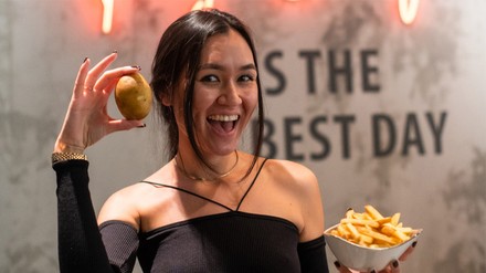 Frau mit Kartoffel und Pommes