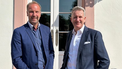 Gisbert J. Kern, neuer General Manager des Hotel Schloss Reinhartshausen (rechts) zusammen mit Matthias Tepel, Business Development Manager (links).