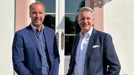 Gisbert J. Kern, neuer General Manager des Hotel Schloss Reinhartshausen (rechts) zusammen mit  Matthias Tepel,  Business Development Manager (links).