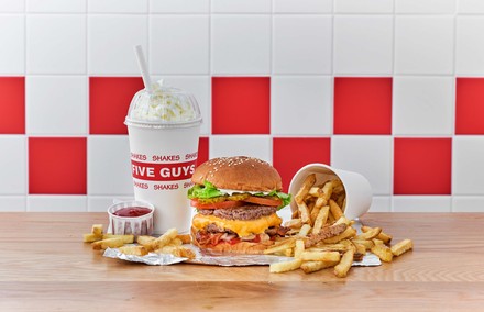 Frische Burger und Fries und dazu ein Milkshake - Lecker! (Foto: So sieht es in einem Five Guys Store aus. (Foto: © Five Guys)