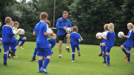 Manni Kaltz trainiert Fußball mit Kindern