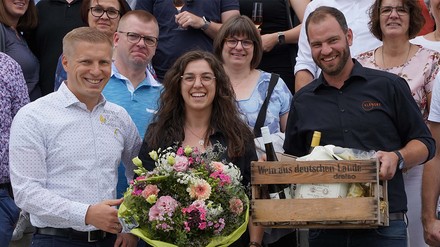 Der Vorstand des Flair Hotels übergibt im Namen der gesamten Flair Familie ein persönliches Geschenk.