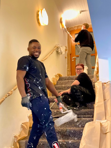 Ein starkes Team: Bei der renovierungsarbeiten im Schloss Hohenkammer halfen Mitarbeiter aus verschiedenen Abteilungen mit. (Foto: © Schloss Hohenkammer)