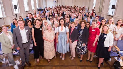 Ernährungsministerin Michaela Kaniber mit den ausgezeichneten Teilnehmern der Coaching-Runde 2022/23