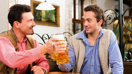 Zwei Männer in einem Wirtshaus