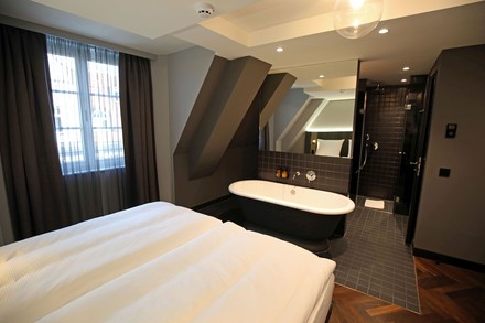 Einige Apartments des Amano Home Leipzig bieten ein offenes Badezimmer. (Foto: © Andreas Schmidt)