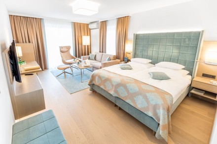 Das pastellfarbene Hotelzimmer im Warmbaderhof von innen