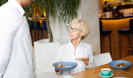 Gast gibt Essen zurück