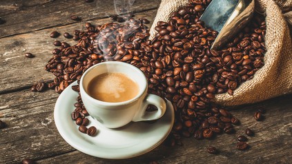 Kaffee und Kaffeebohnen