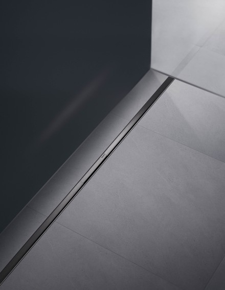 Auch die neue Duschrinne CleanLine50 ist in der Farbe Schwarz matt erhältlich und setzt edle Akzente im Duschbereich. (Foto: © Geberit)