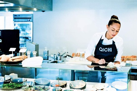 Eine junge Frau arbeitet in einem Imbis namens Qichi