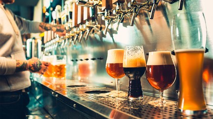 Verschiedene Biere an der Zapfstelle