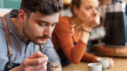 Zwei Personen beim Wasser-Verkosten
