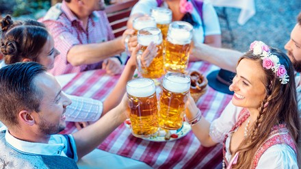 Menschen feiern im Biergarten