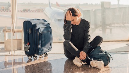 Eine verzweifelte Frau am Flughafen