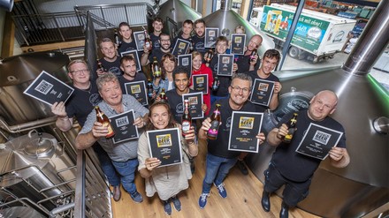 Das komplette „Weiherer Brauerei“-Team freut sich über sensationelle 16 Auszeichnungen beim World Beer Award 2023.