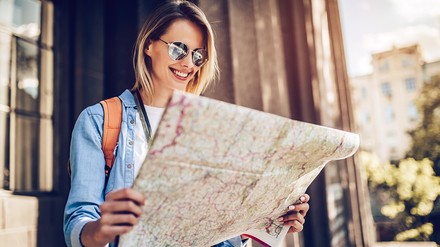 Touristin schaut auf Stadtplan