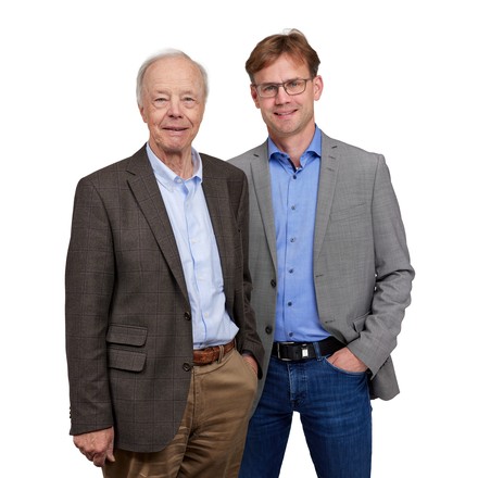 Rudolf Kiene (l.) hat das heutige Tagungs- und Eventhotel in Jahr nach der Eröffnung, vor 49 Jahren, übernommen. Heute ist er gemeinsam mit seinem Sohn Torsten Kiene (r.) Inhaber und Geschäftsführer des Vier-Sterne-Hauses. (Foto: ©  Best Western Plus Arosa Hotel)