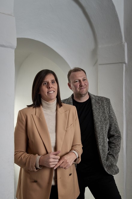 Gastgeber Petra Hinteregger Fink und Florian Fink freuen sich auf die ersten Gäste. (Foto: © Konstantin Volkmar/fink Restaurants&Suites)