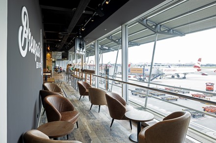 Das Brewgate Beer & Bites bietet einen Ausblick auf das Rollfeld des Hamburger Flughafens. (Foto: © Autogrill Deutschland GmbH)