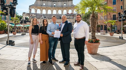 V. l. n. r.: Cynthia Ziegler und Annabelle Galm, Ausbildungsleiterinnen des Europa-Park, Frederik Mack, Direktor Human Resources des Europa-Parks, Peter Erhardt, stellvertretender Landesvorsitzender des Dehoga Baden-Württemberg und Jan-Luca Bachmann, stellvertretender Direktor Human Resources des Europa-Parks (Foto: © Europa-Park)