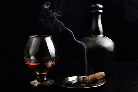 Rum und brennende Zigarre