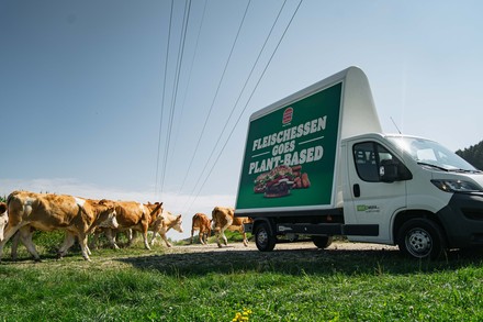 Unter anderem auf mobilen Plakatflächen wirbt Burger King für die Kampagne „Fleischessen goes Plant-based“.