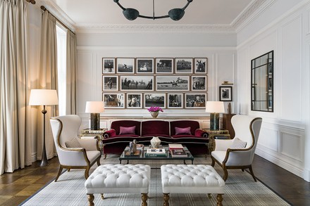 Im Inneren des The Adria in London mischen sich Antiquitäten mit zeitgenössischen Möbeln. (Foto: © Romeo Balancourt)