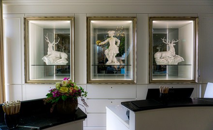 Porzellanskulpturen zieren die öffentlichen Räume des Naturresorts Schindelbruch. (Foto: © Ritter von Kempski Privathotels)