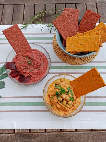 Leckere Bio-Cracker aus aussortiertem Gemüse – das Start-up Holiroots bekämpft Lebensmittelverschwendung. (Foto: © holiroots)