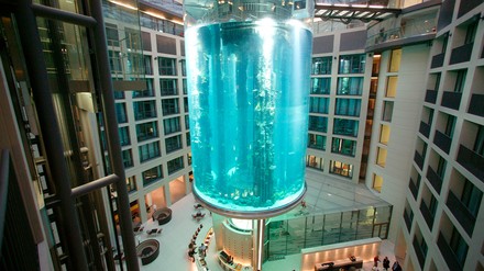 Riesenaquarium in der Lobby des Radisson Collection Hotels „Dom Aquaree“ in Berlin