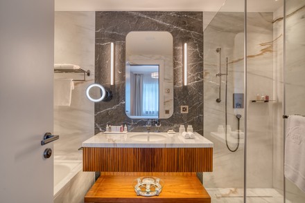 Die Badezimmer sind mit Marmor verkleidet. (Foto: © Rami Diab/stock.adobe.com)