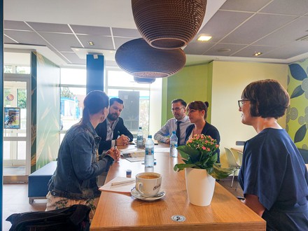 Im Gespräch: v.l.n.r. Jana Schimke, Markus Suchert, Felix Schubert, Christina Schubert, Jennifer Gehrmann. (Foto: © Büro Schimke)