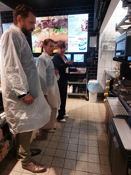 Markus Suchert (li.) und Jana Schimke (Mitte) mit Christina Schubert im McDonald’s-Restaurant in Blankenfelde-Mahlow. (Foto: © Büro Schimke)