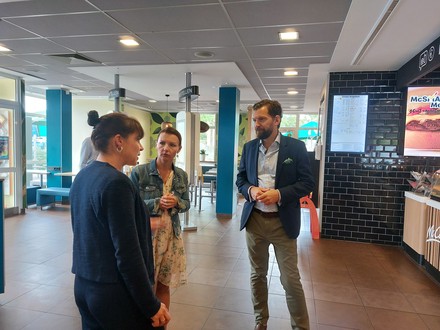McDonald's Franchisenehmerin Christina Schubert (li.) mit Bundestagsabgeordneter Jana Schimke und BdS-Hauptgeschäftsführer Markus Suchert im Gespräch. (Foto: © Büro Schimke)