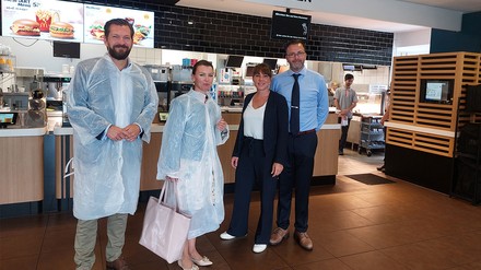 Vor-Ort-Austausch (v. l. n. r.): BdS-Hauptgeschäftsführer Markus Suchert, die Vorsitzende des Tourismusausschuss im Deutschen Bundestag Jana Schimke, McDonald’s-Franchisenehmerin Christina Schubert, Felix Schubert. (Foto: © Büro Schimke)
