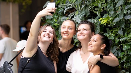 Nicht nur eine Pose: Junge Influencer unterstützen a&o auf dem Weg zur ersten Net-Zero-Hostelkette Europas 2025 und geben Tipps