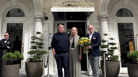 General Manager Michael Posch (rechts im Bild) nahm die ersten Gäste des traditionsreichen Hauses am Straubinger Platz in Empfang. (Foto: © Grand Hotel Straubinger)