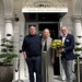 General Manager Michael Posch (rechts im Bild) nahm die ersten Gäste des traditionsreichen Hauses am Straubinger Platz in Empfang. (Foto: © Grand Hotel Straubinger)