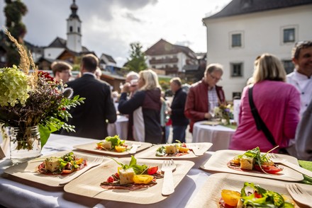 Einheimische und Gäste der Region nutzten das "Pop-up-Event" bei den Hauser Markttagen, um die kreativen Almkulinarik-Gerichte zu kosten. (Foto: © Martin Huber)