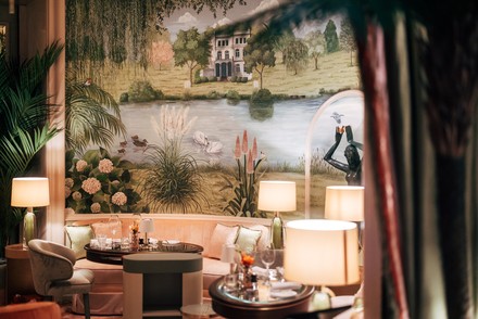 Die umlaufende Wandmalerei im Ovalen Salon entführt die Gäste in eine Welt, die vom Hamburger Feenteich inspiriert ist und eine mannigfaltige reichhaltige Vegetation mit urbanen Stadtvillen und naturverbundenen Landschaftsgärten zeigt. (Foto: © Max Arens)