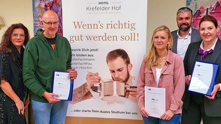 Sie freuen sich über den frisch unterzeichneten Kooperationsvertrag (v.l.): Gabriele Götze (IHK berufliche Bildung, Beraterin Schule und Wirtschaft) Dirk Wellesen (Leiter Gesamtschule Uerdingen Krefeld), Anna Josch (Koordinatorin für die berufliche Orientierung), Bart Vaessen (Direktor Hotel Krefelder Hof) und Andrea Calaminus (Direktionsassistentin Hotel Krefelder Hof