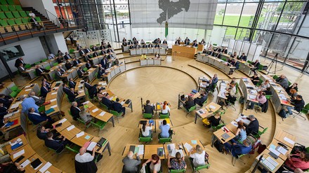 Blick in den Plenarsaal während der Sitzung des Sächsischen Landtages.