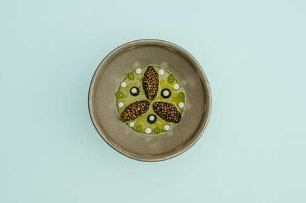 Sprotte mit Gurke und Imperial Kaviar. (Foto: © Nils Hasenau)