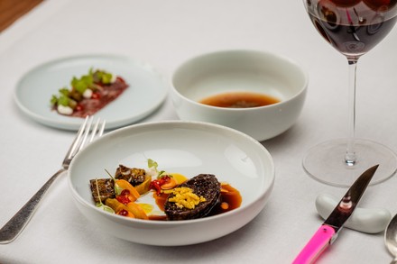 Waygu Beef Gulasch mit roter und grüner Paprika. (Foto: © Nils Hasenau)