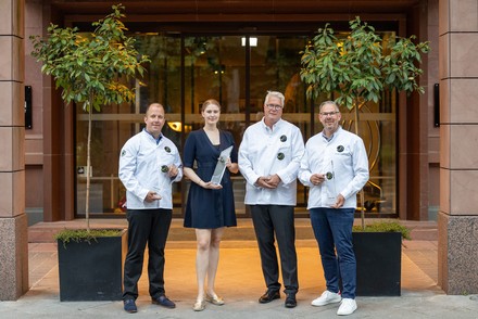 In Frankfurt am Main wurden die Sieger des ersten Laurentius verkündet (von links): Stefan Wilke, Caroline Kampmann (in Vertretung für Bernhard Kampmann), Dieter Fembacher und Kai-Uwe Schütt. Nicht auf dem Bild: Sieger Andreas Widmann. (Foto: © VKD/Hilger)