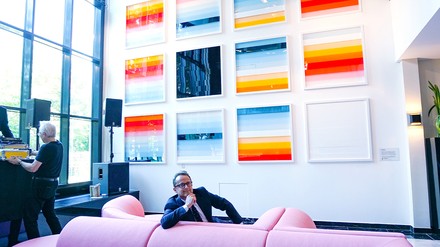 Rafael Horzon vor den Wanddekorationsobjekten in der Lobby des Flemings Selection Hotels Frankfurt-City