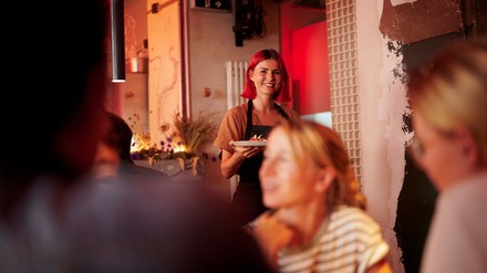 Kellnerin im Gastraum